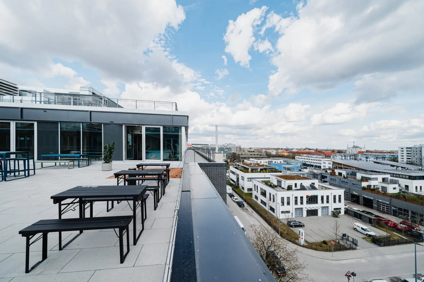 Dachterasse des Satelliten SoHo in München-Obersendling | | 1000 Satellites bietet Eventmöglichkeiten in München, Hamburg und der Region Rhein-Neckar