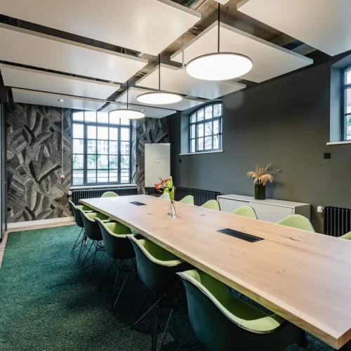 Meetingraum Lohwald mit Cafe im Satelliten The Malt in München Allach | 1000 Satellites bietet Eventmöglichkeiten in München, Hamburg und der Region Rhein-Neckar