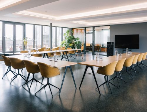 Meetingraum in Hamburg mit Tageslicht und Technik